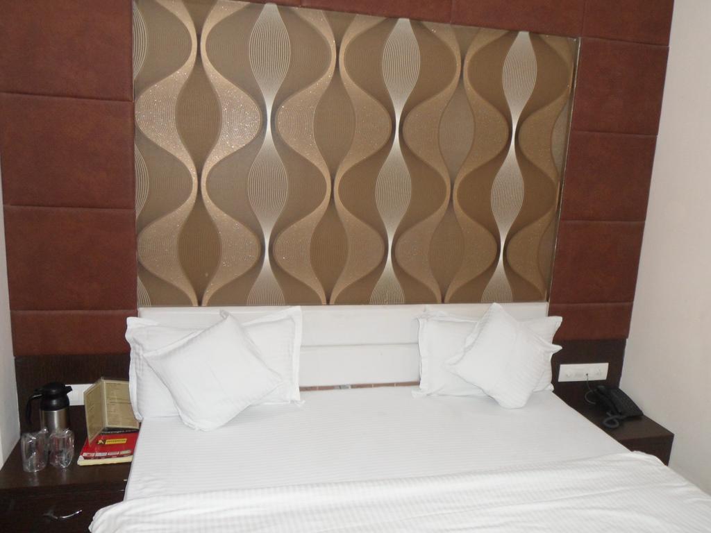 Hotel Silver Plaza Ahmedabad Room photo