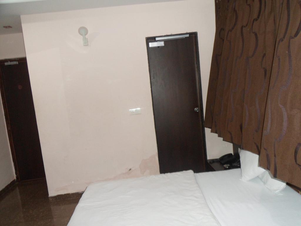 Hotel Silver Plaza Ahmedabad Room photo
